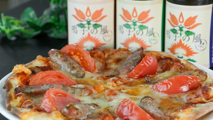 #自家製生地のピザ_鳴子の地ビール「鳴子の風」と焼き立て熱々のピザの相性は最高です！
