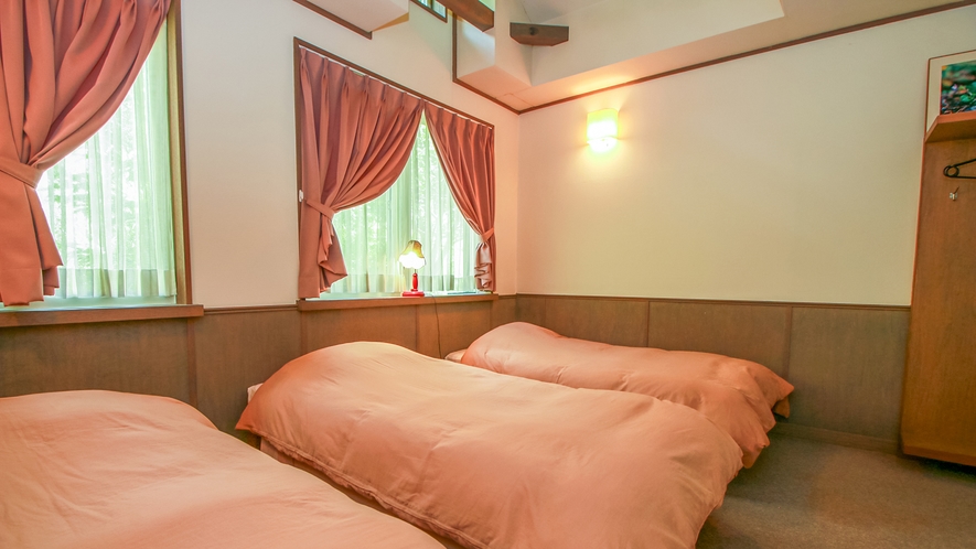 #トリプルルーム_シングルベッドが3つの広いお部屋です。ゆったりとお過ごしいただけます！