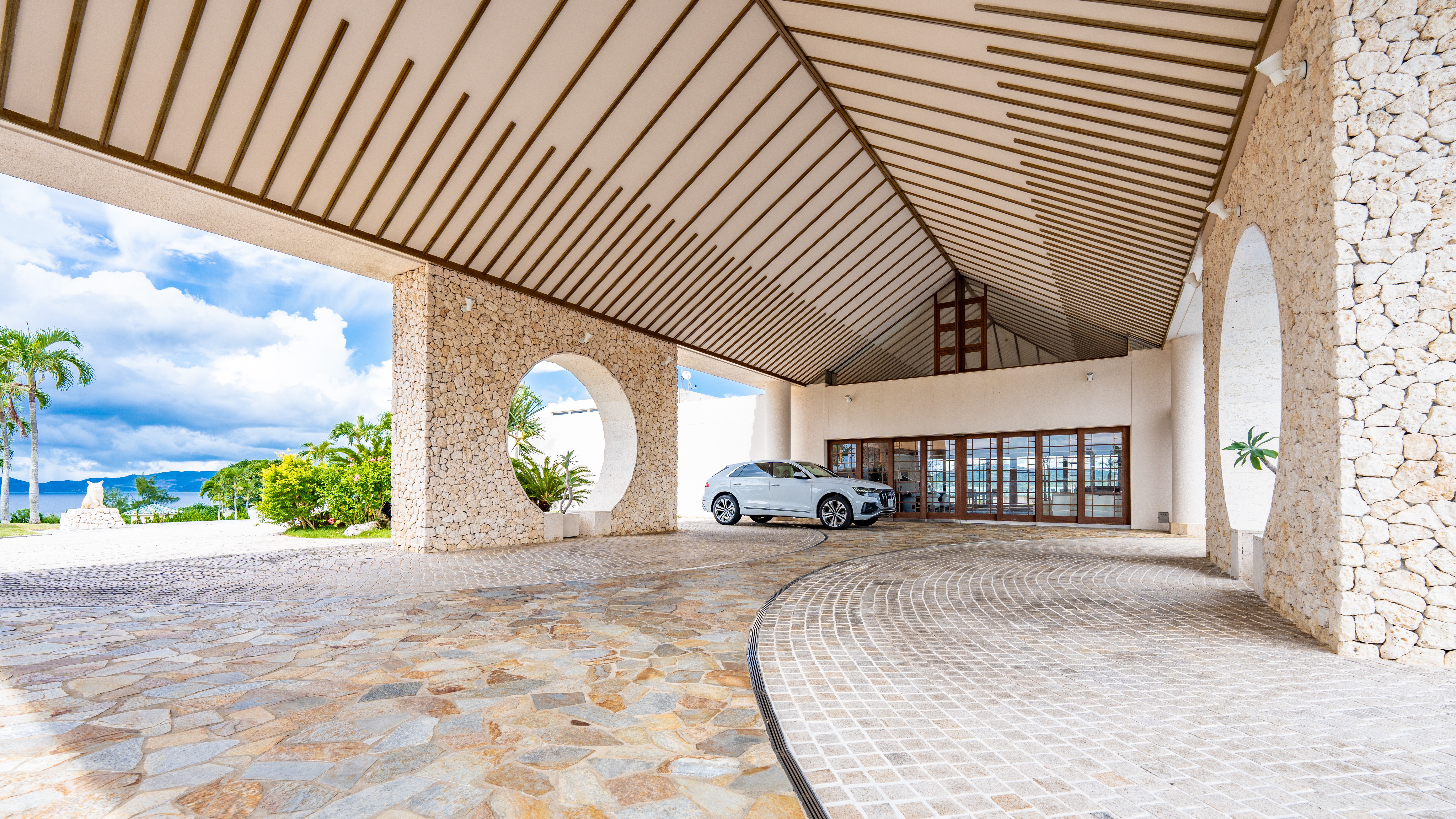 【館内施設/エントランス】贅沢なリゾートの丘に建つオールスイートの特別空間