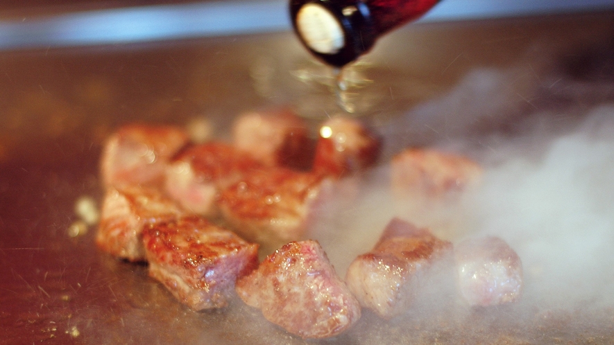 鉄板焼きで作るジューシーなお肉をお召し上がりください。