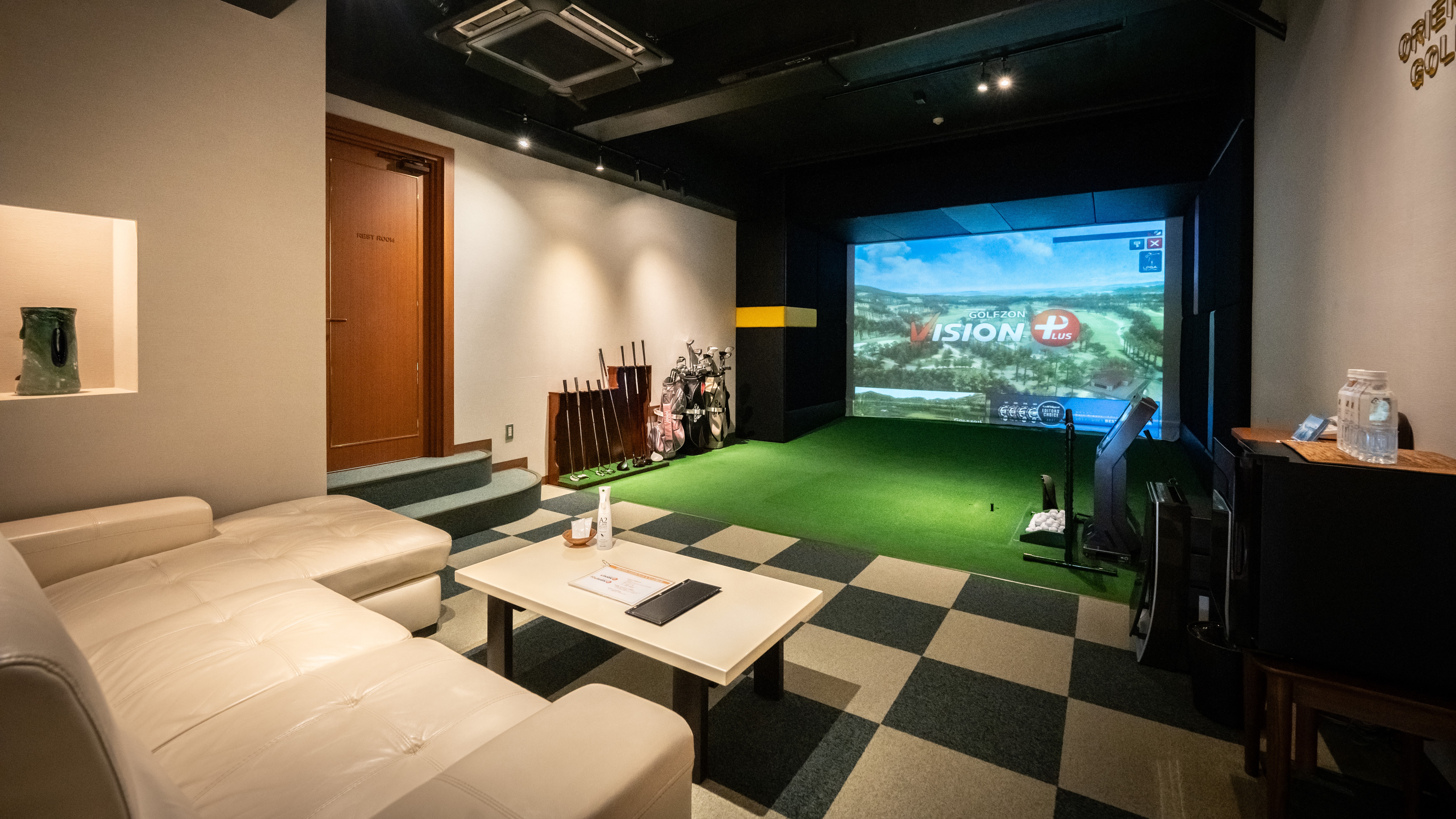 【館内施設/シミュレーションゴルフ】プライバシーの保てる個室をご用意致しております。