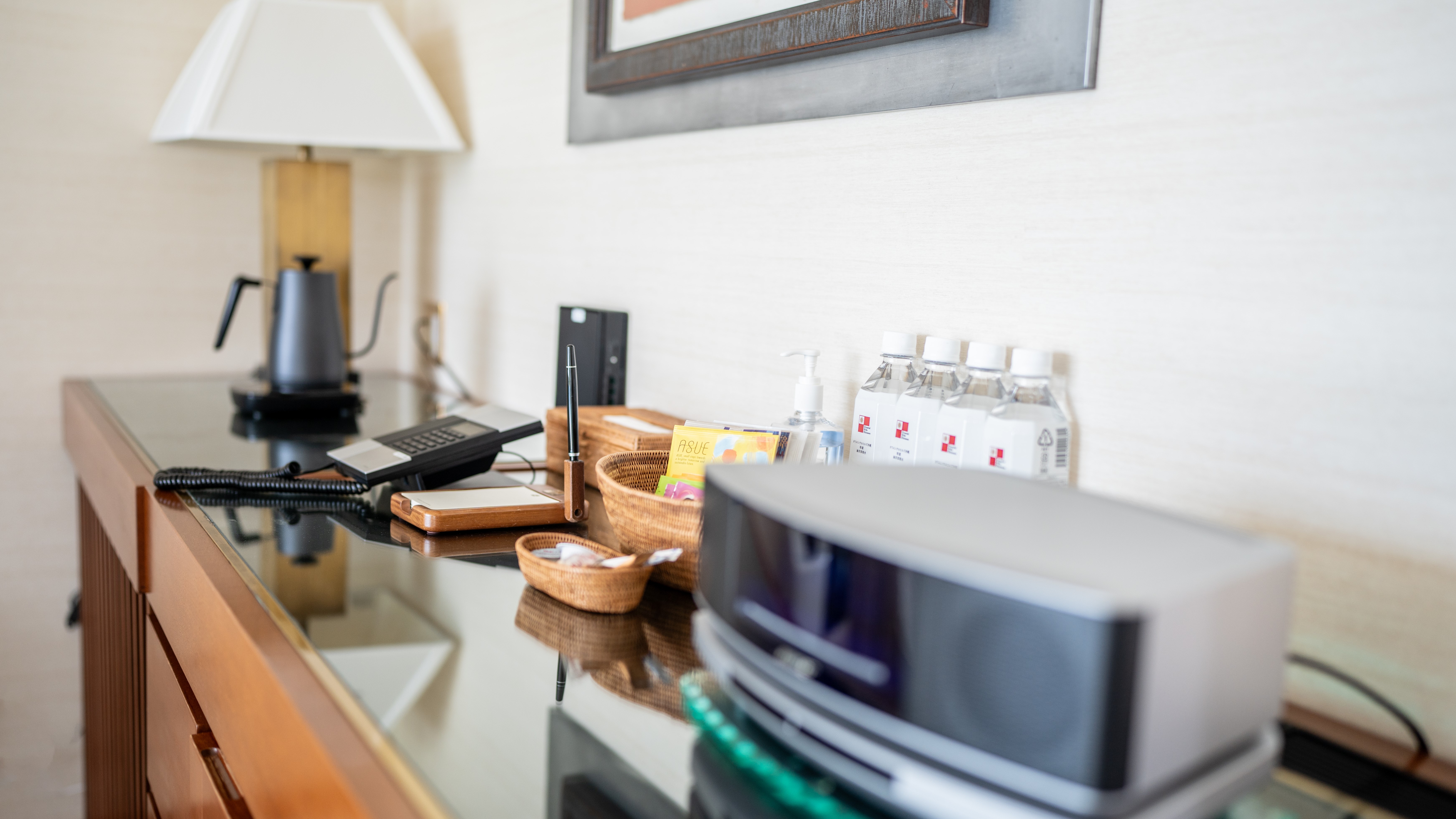 【客室設備】お水・ティーバッグ・BOSE Bluetooth スピーカー