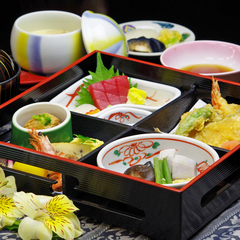 ◆松花堂弁当◆盛付けにもこだわり！当館自慢の和食をお手軽に食べやすく♪