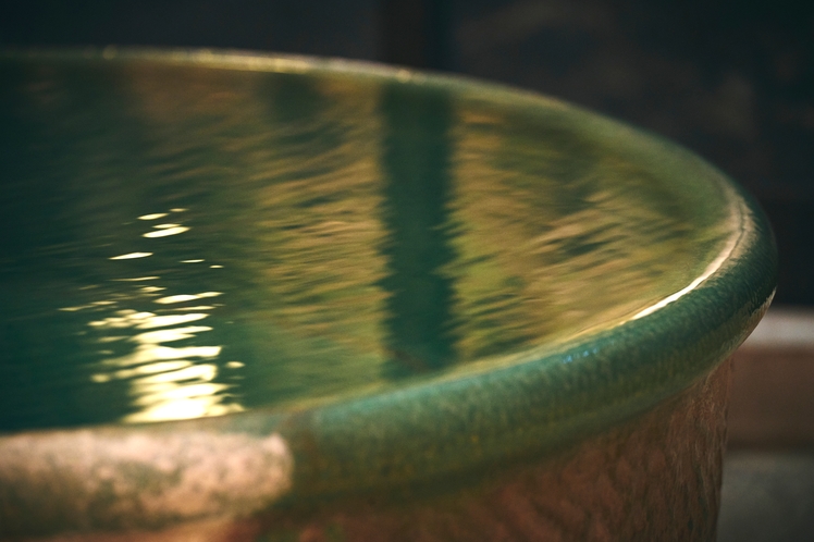 陶器の暖かみ、草津温泉の万代鉱源泉を独り占めできる１名用の湯舟です。