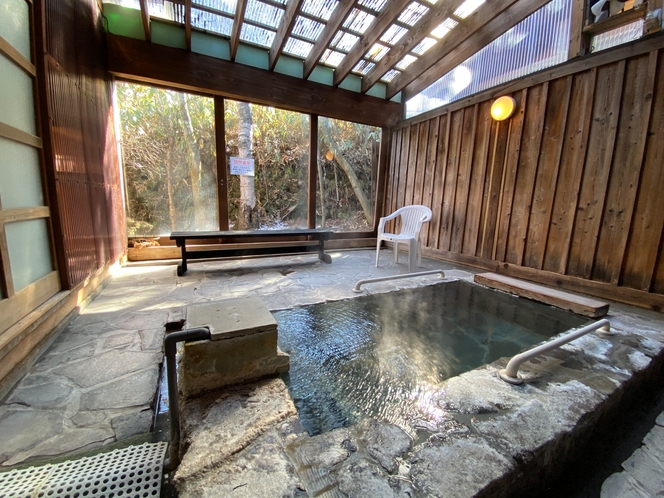 離れにある岩風呂。草津万代鉱源泉１００％掛け流しの入浴をお楽しみ下さい。
