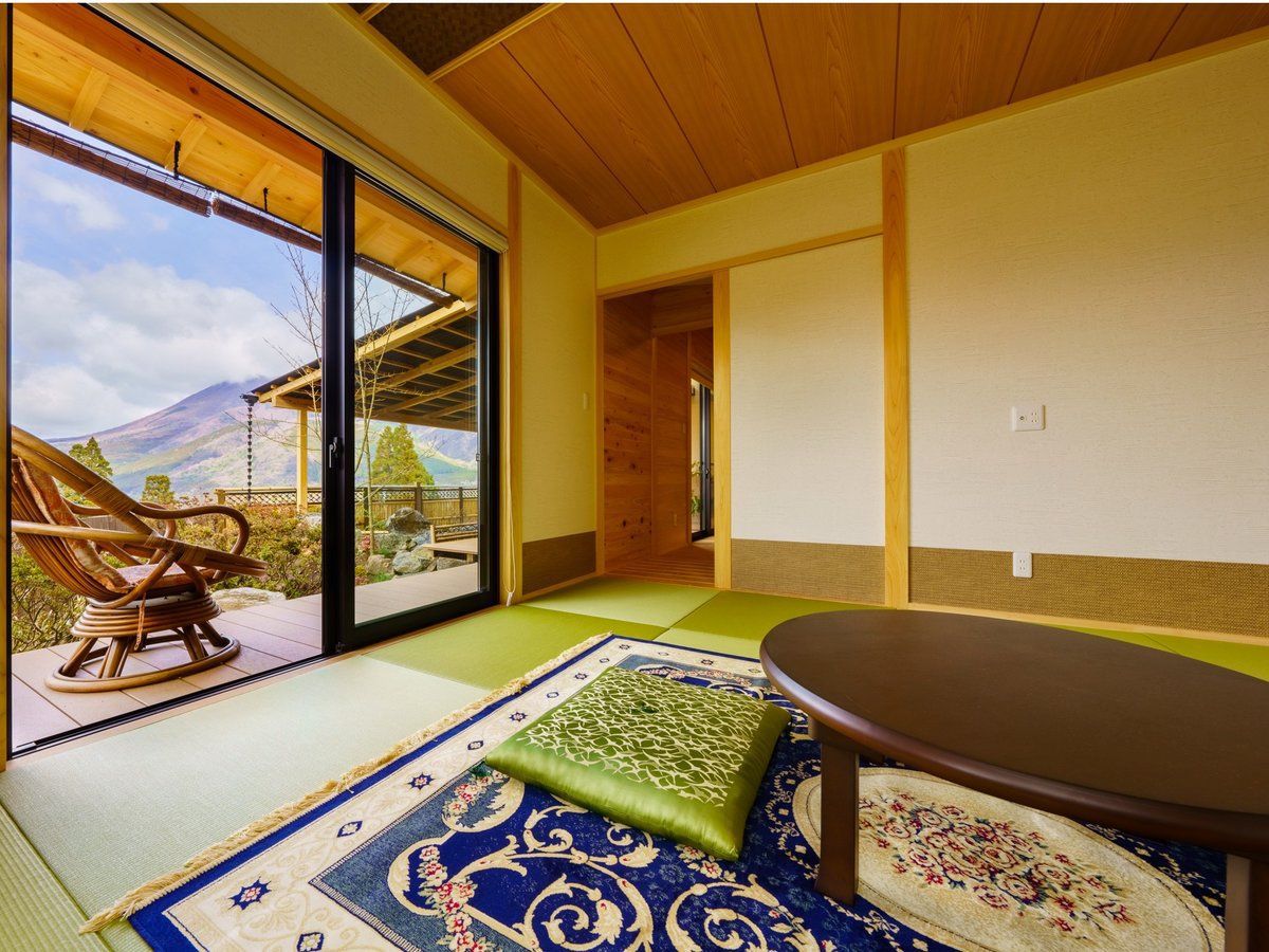 【貴賓室・離れ】総ヒノキ造りの紅葉庵・和室から由布岳を眺め