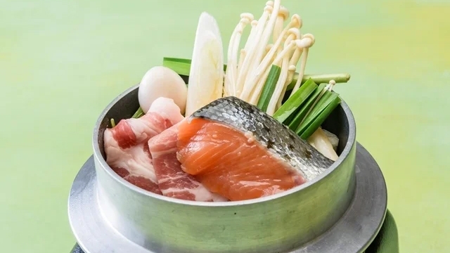 庄内の旬を盛り込んだ特別コース『日本海の鱒と山菜・山形牛 旬彩料理』宿泊プラン2025