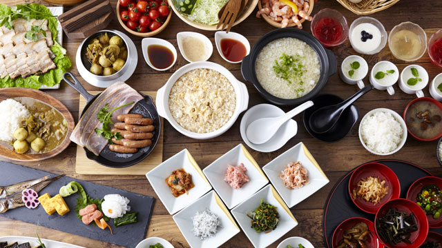 朝食：山形郷土料理を中心に約３０種のビュッフェメニュー