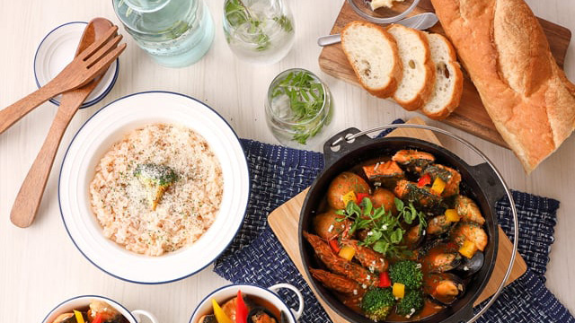 朝食はビュッフェでご用意。人気は紅花で色づけ　庄内浜の魚介を使った北前ブイヤベース