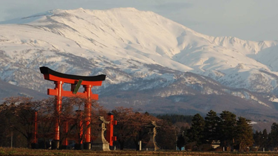 大鳥居と月山