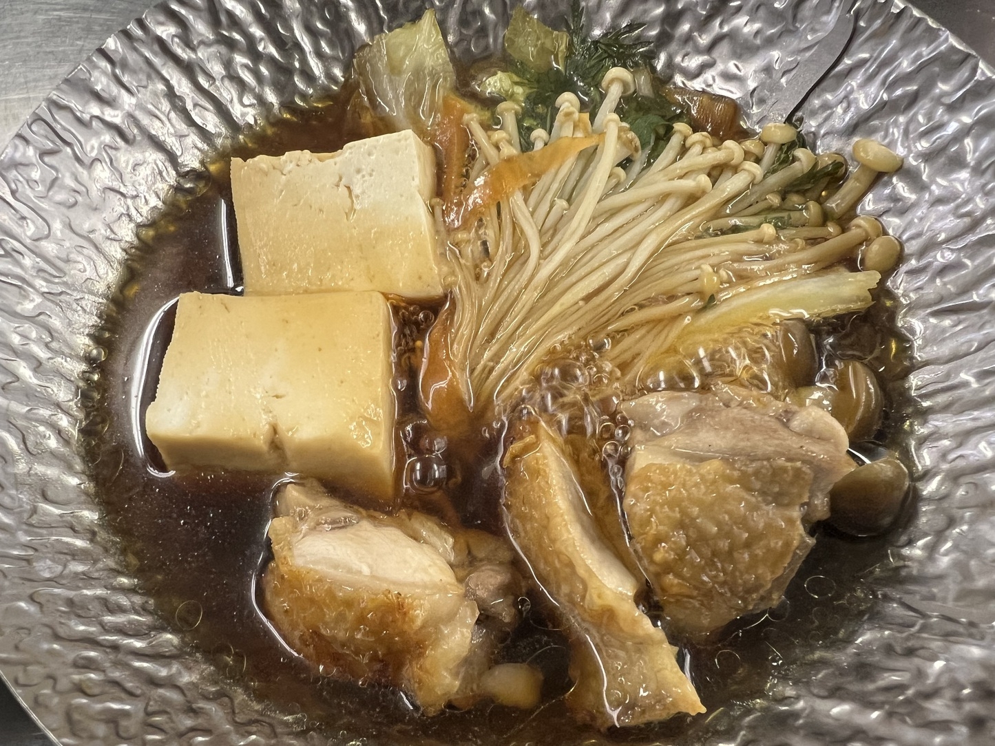 自然豊かな村で育てられた鶏肉の美味しさを楽しむ！「鶏すき小鍋」の懐石プラン