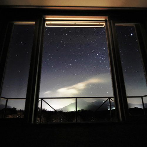 月のない晴れた部屋からは星が見えるかも