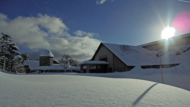 本館玄関前　雪景色