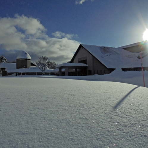 本館玄関前　雪景色
