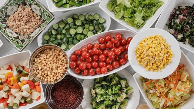 朝食　お好みの食材とドレッシングで新鮮なサラダをお楽しみください。