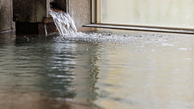 内湯は、ろ過した透明の温泉です。