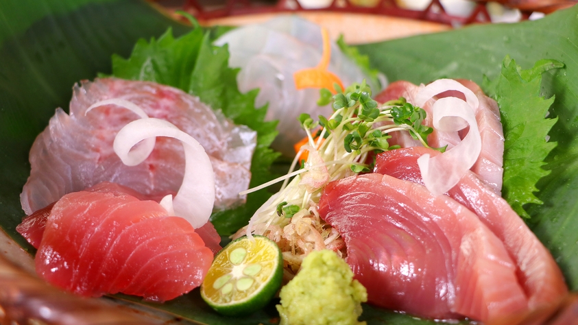 【グレードUP！海鮮創作料理】お食事を豪華に彩るお刺身盛り合わせとその日のおすすめ1品