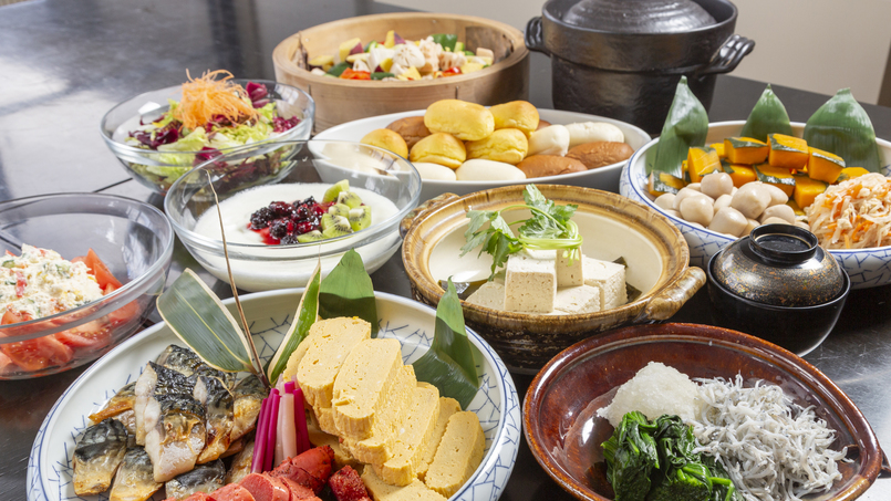 【朝食付◆バイキングまたは御膳】緑と富士山を望むダイニングで、新鮮野菜や旬のおすすめ献立を♪