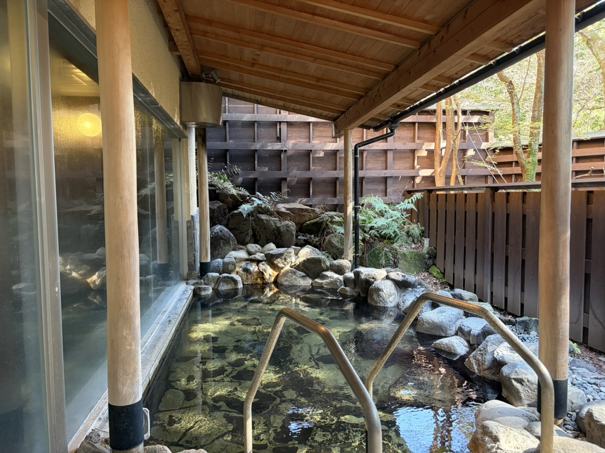 【露天風呂（男湯）】源泉は元箱根温泉の美肌の湯。森と一体感を感じる露天風呂は朝風呂が特にお薦め。