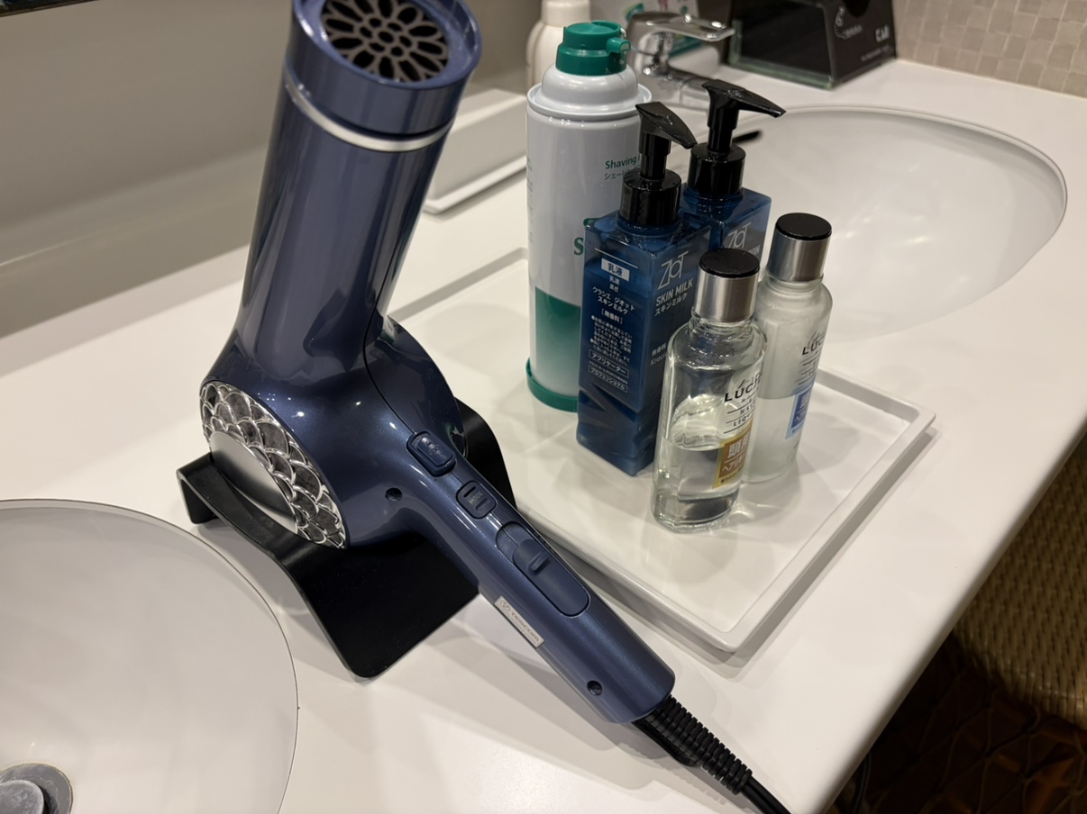 【大浴場アメニティ（男湯）】ドライヤー、化粧水類一式をご用意しております。