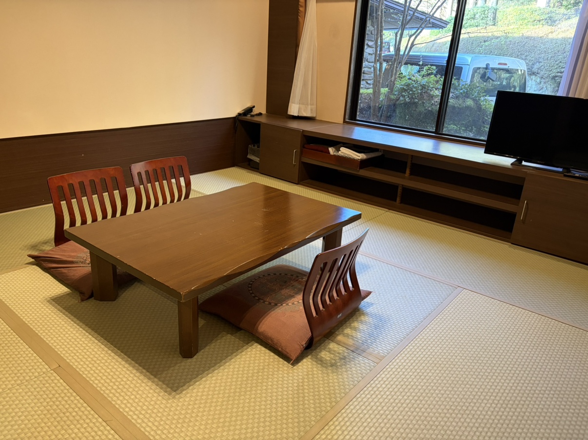 【禁煙山側和室8畳洗面所トイレ付】緑を望む落ち着いた佇まい。ごゆっくりお寛ぎください。