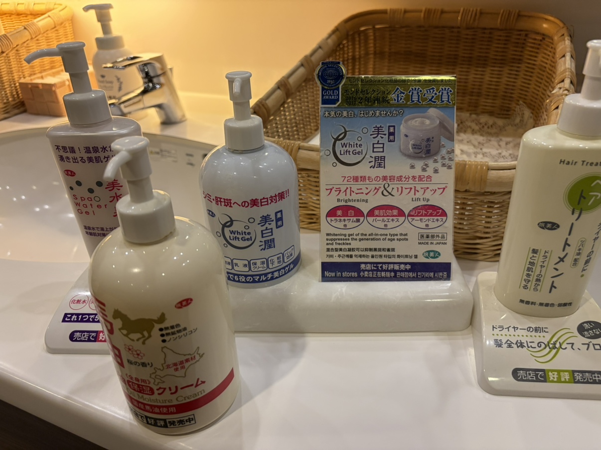 【大浴場アメニティ（女湯）】ドライヤー、化粧水類一式をご用意しております。
