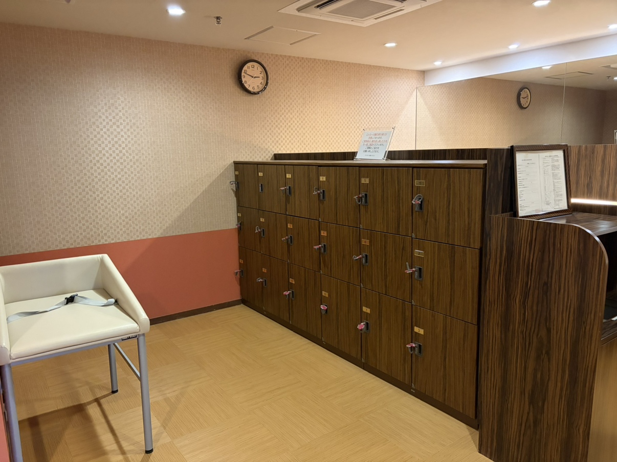 【大浴場（女湯）】ドライヤー、化粧水類一式をご用意、ベビーベッドもございます。