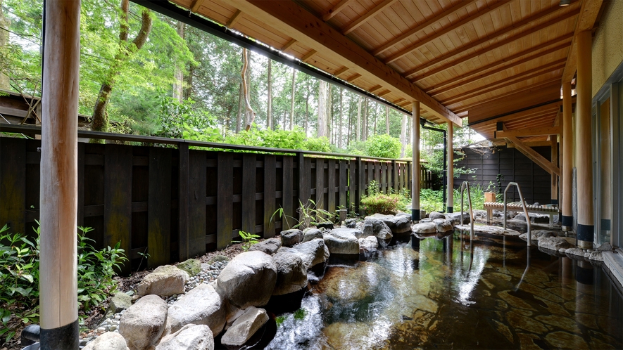 *【露天風呂（女湯）】源泉は元箱根温泉の美肌の湯。森と一体感を感じる露天風呂は朝風呂が特にお薦め。