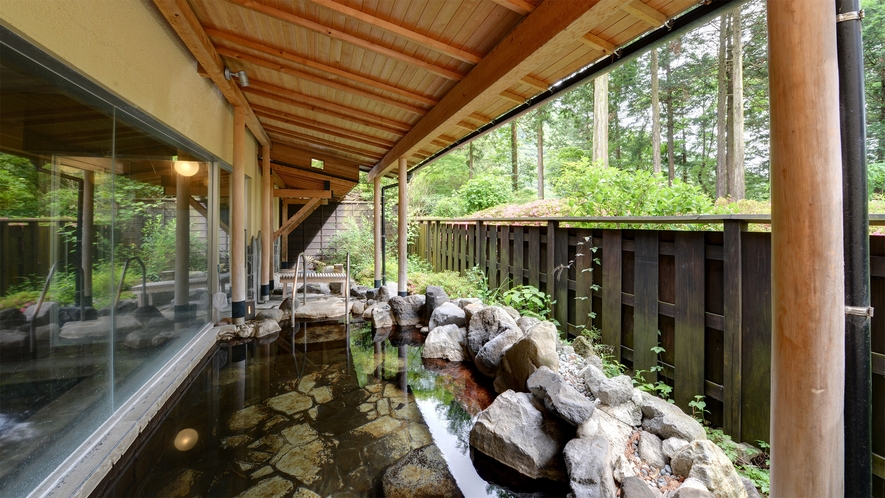 *【露天風呂（男湯）】源泉は元箱根温泉の美肌の湯。森と一体感を感じる露天風呂は朝風呂が特にお薦め。