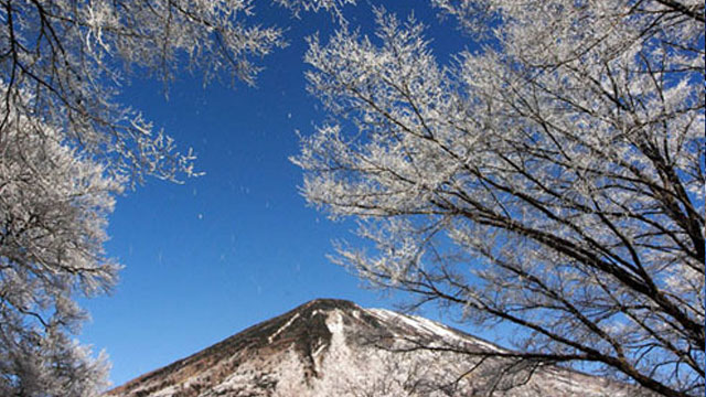 冬の男体山