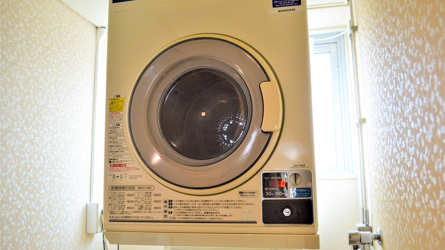 ・コインランドリー／洗濯機・乾燥機はホテル4階・5階に合計2台ございます