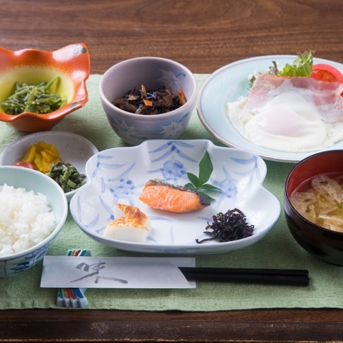 元気のもと♪美味しい朝ごはん☆魚とお煮しめ、ベーコンエッグ、小鉢物、お味噌汁、漬物の盛合わせです。