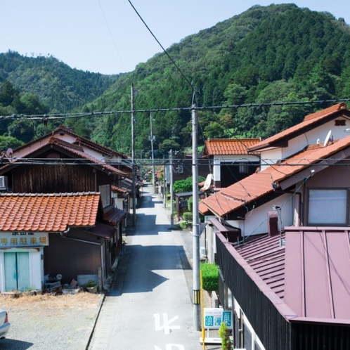 【和室6畳からの眺め】～踏切(ＳＬのきりかえが見える事も)を経て永明寺や乙女峠に行けます～