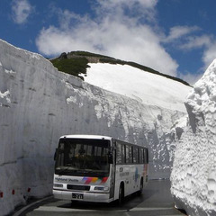 雪の壁を通る「乗鞍岳春山バス」