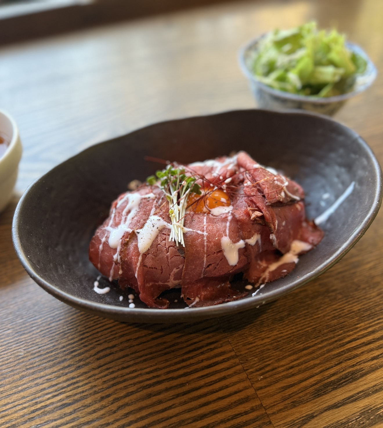 特製シャリアピンソース使用ローストビーフ 『桜花丼（おうかどん）』（夕食）