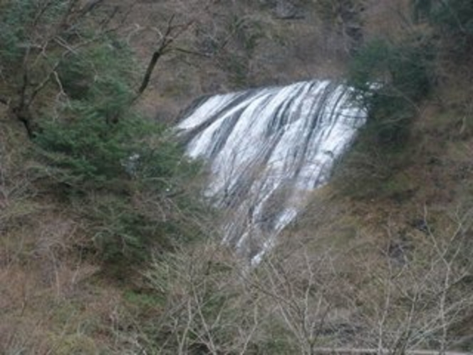 三六亭から望む袋田の滝