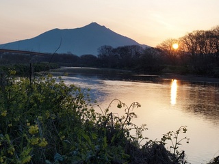 朝日に映る筑波山