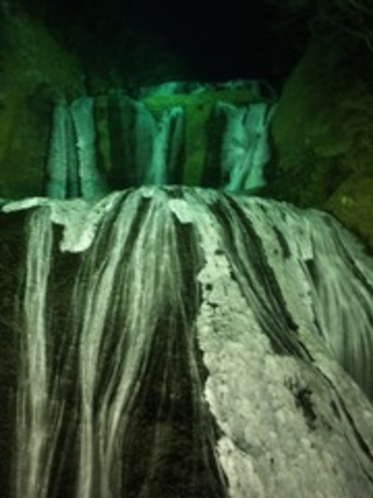 ライトアップされる氷結の袋田の滝