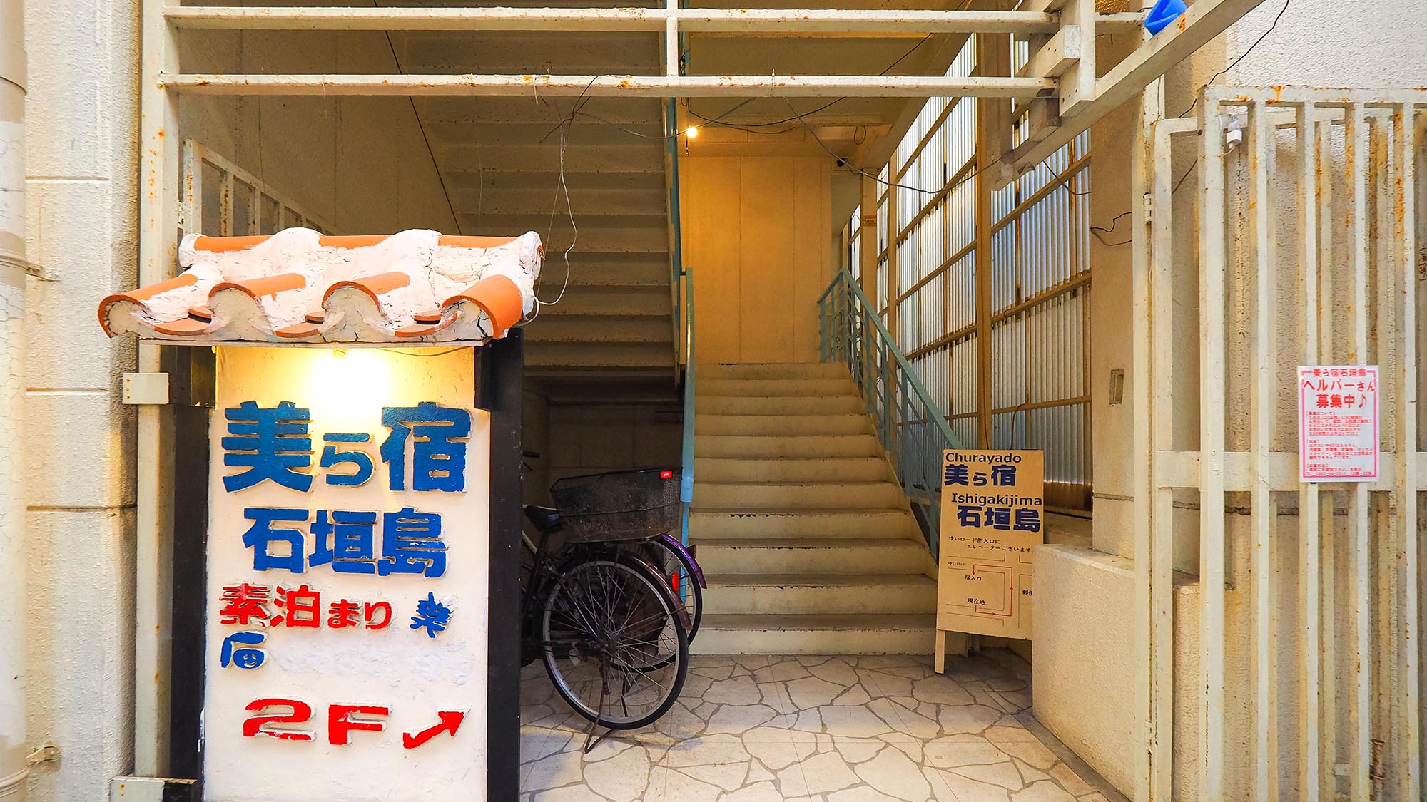 ・看板に沿って2Fが入り口です