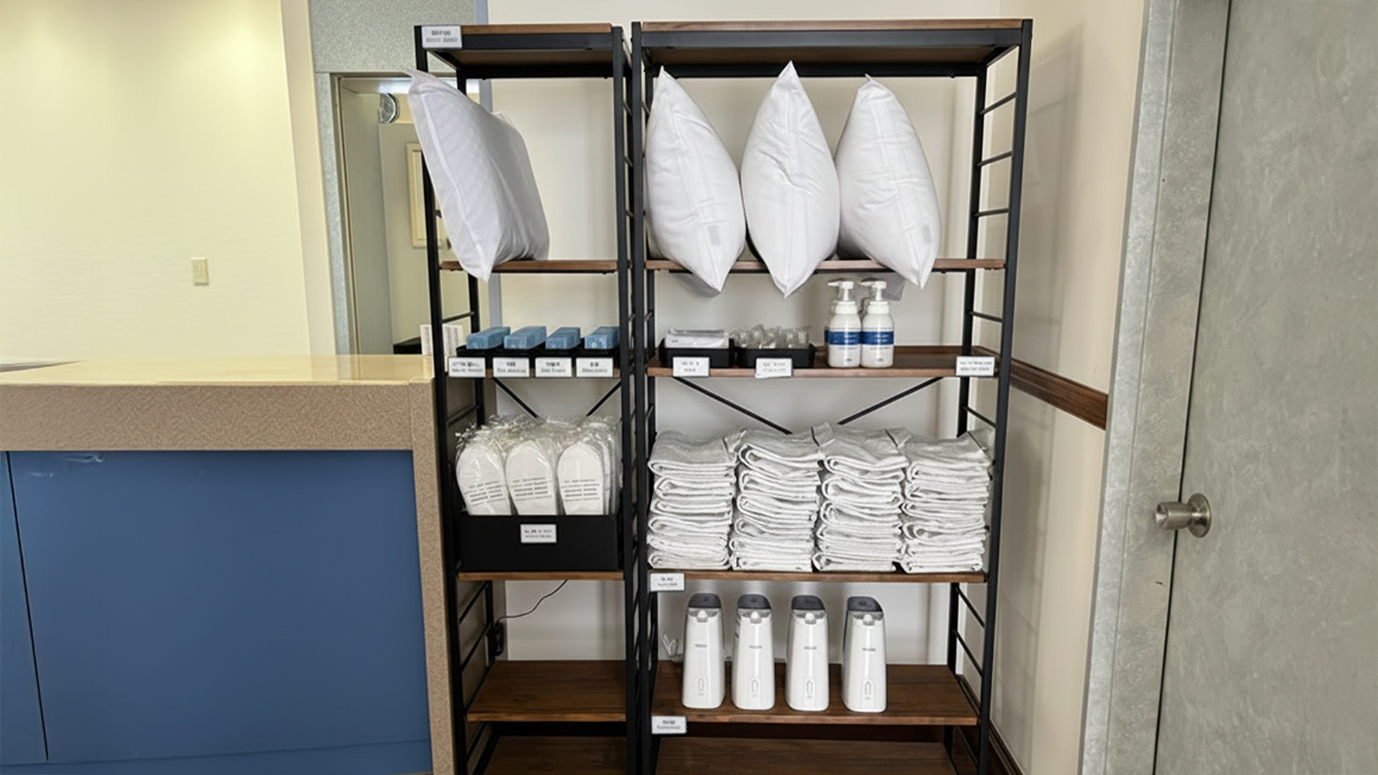 4Fエレベーター前【アメニティ】化粧水・クレンジング・乳液・洗顔料・ヘアブラシ等