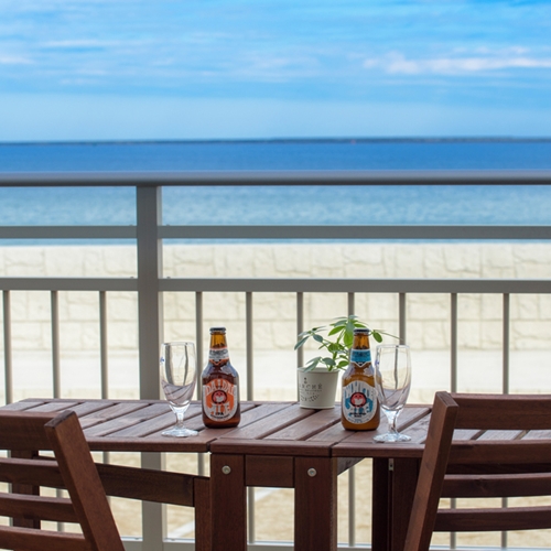 暖かい日は海辺のテラスでお飲み物を