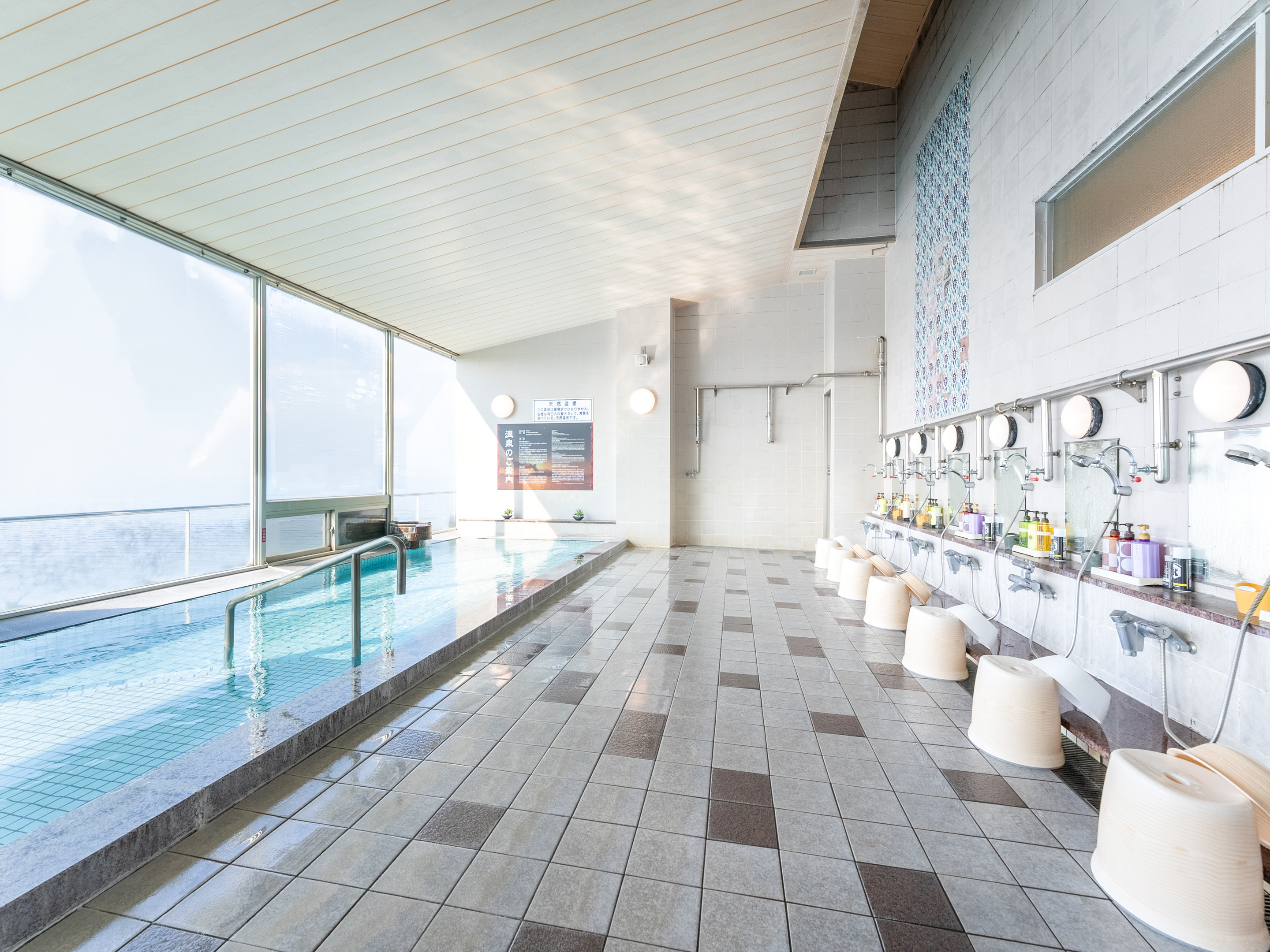 ［大浴場　桜島］開放的な大窓からは錦江湾・桜島を望むことができます