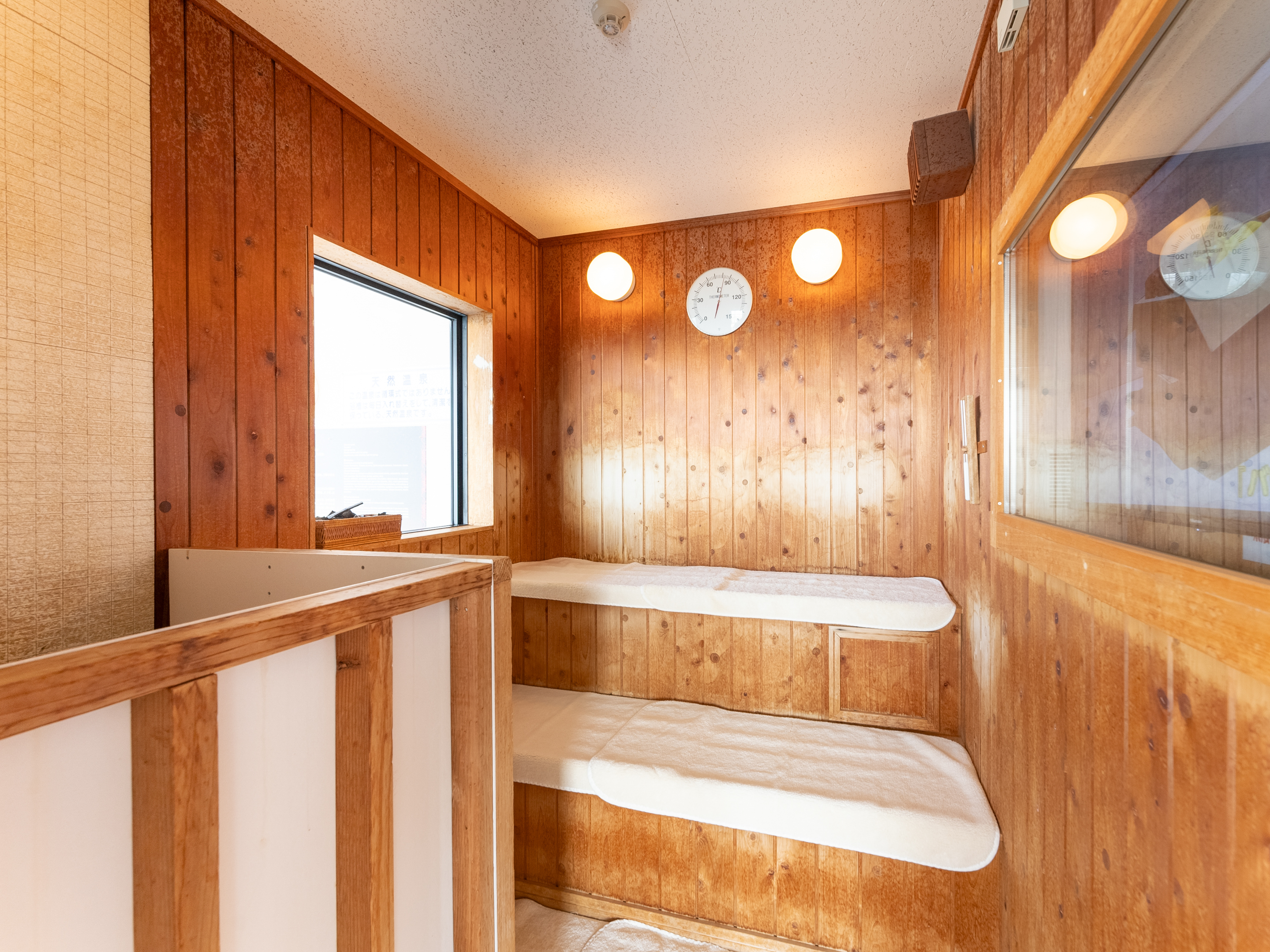 ［大浴場　開聞］サウナストーンに水をかけて水蒸気を発生させ体感温度を上げて発汗作用を促進させます