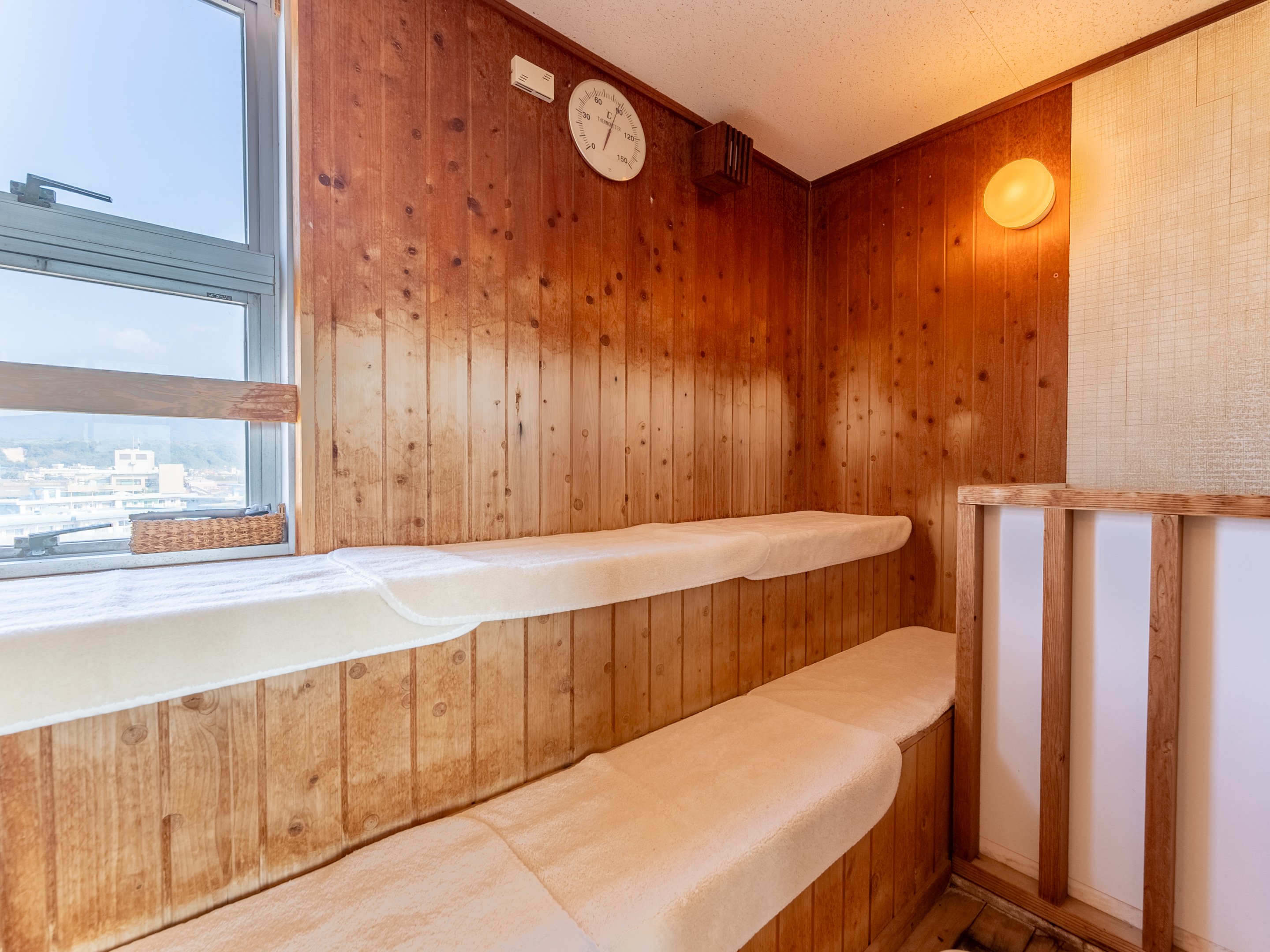 ［大浴場　桜島］サウナストーンに水をかけて水蒸気を発生させ体感温度を上げて発汗作用を促進させます