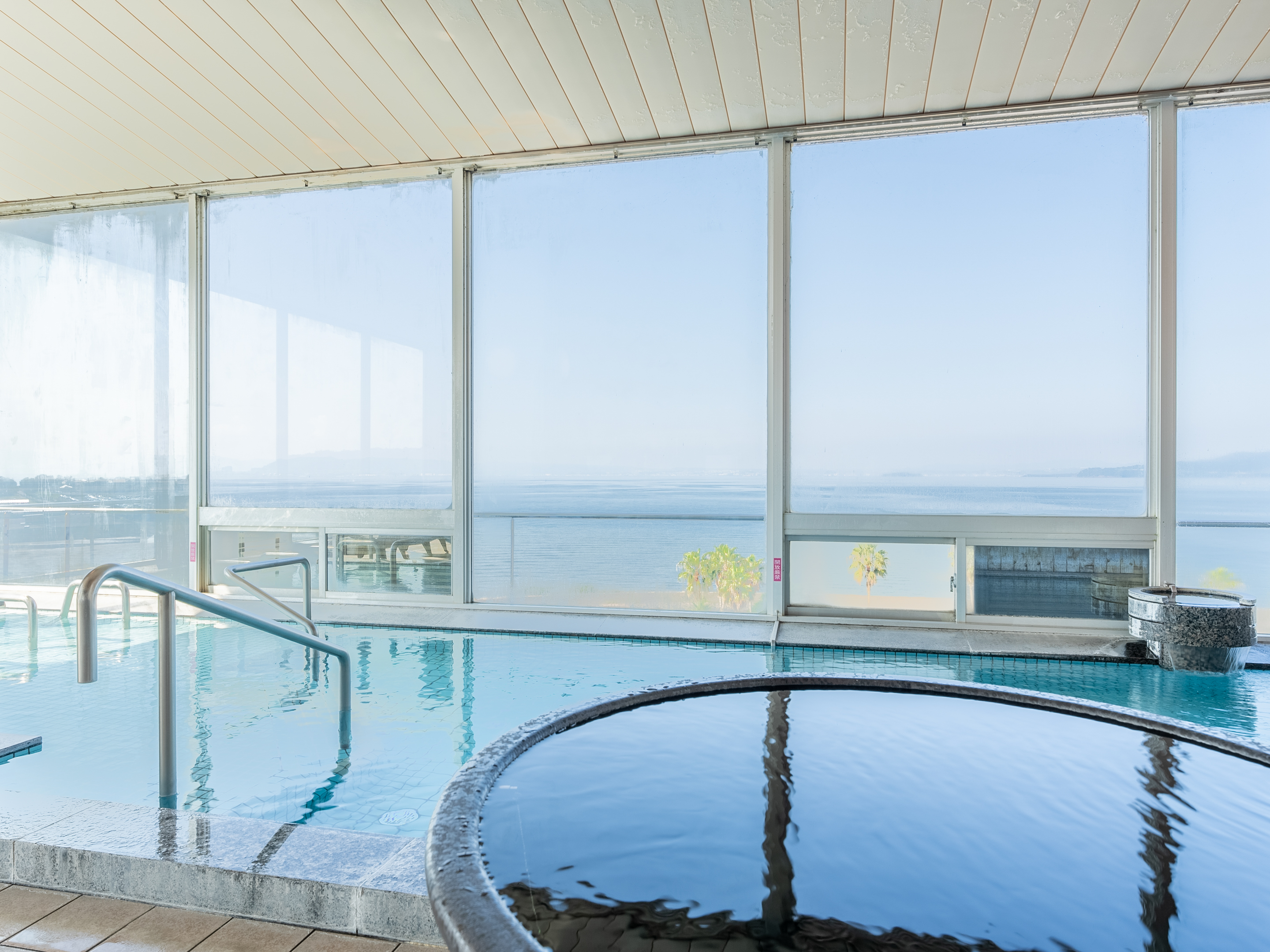 ［大浴場　桜島］開放的な大窓からは錦江湾・桜島を望むことができます
