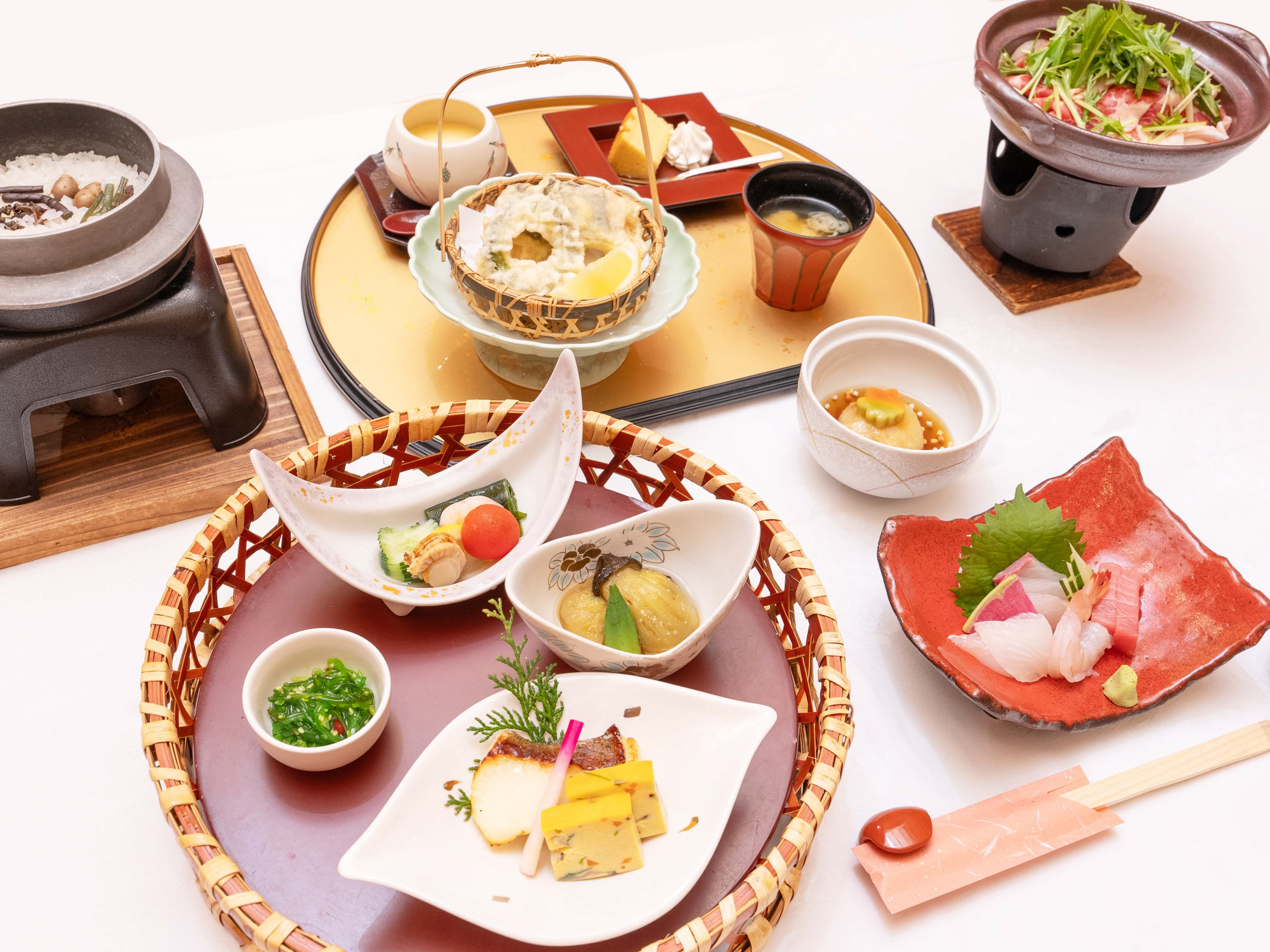 ［夕食］地域を知り尽くした料理長が厳選した海の幸を中心とした様々な会席料理をお楽しみください♪