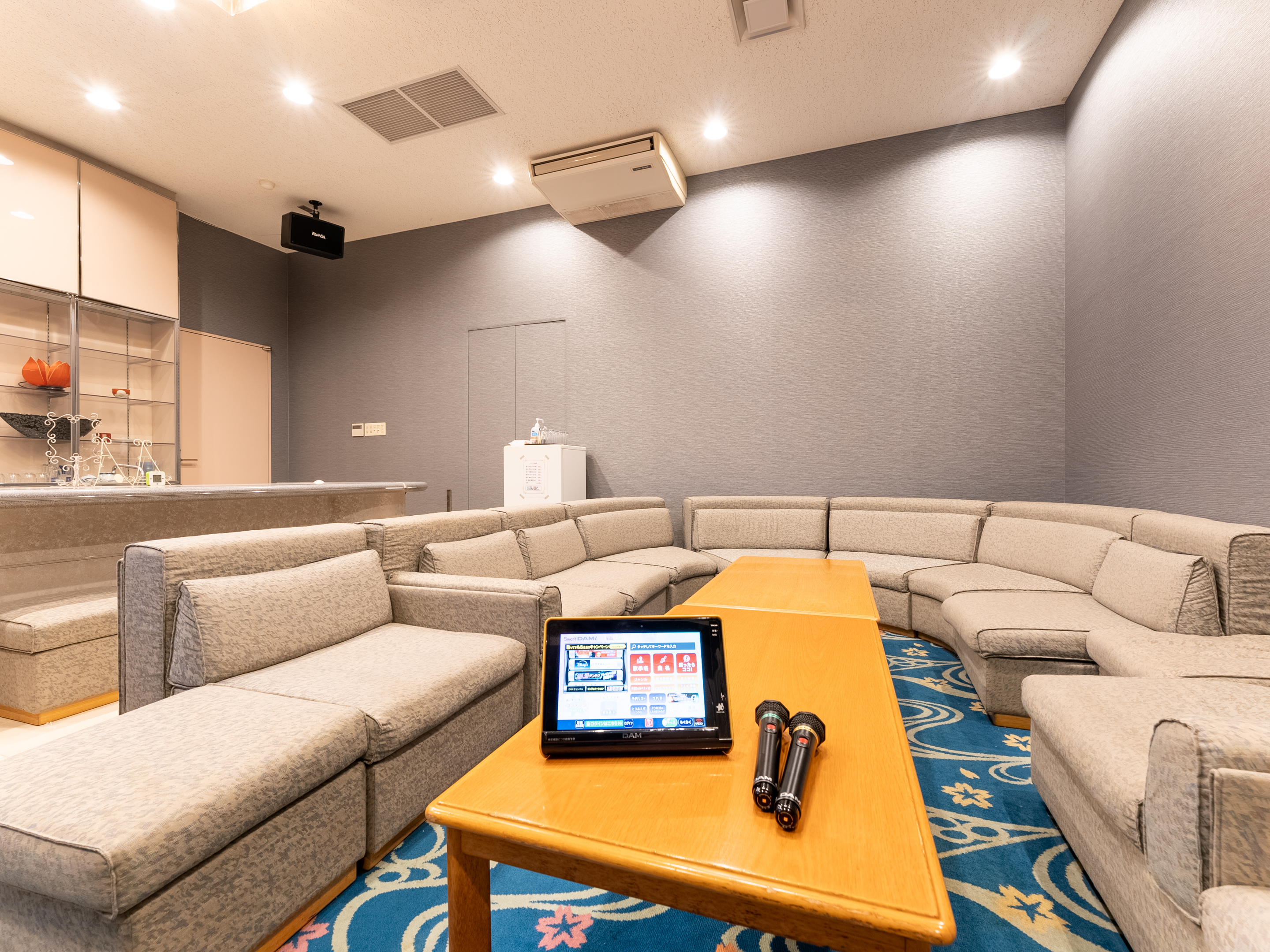 ［カラオケ］10：00～22：00（最終受付21：00）　ご利用料金　500円/1h