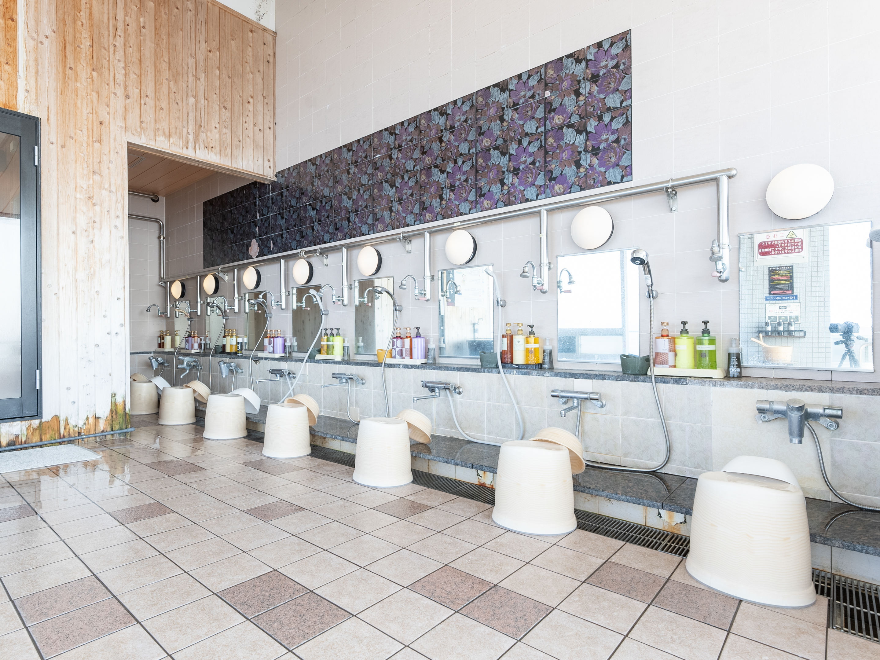 ［展望露天風呂］全国でも名高い「高ph値」の名湯！全てのお風呂は自家源泉100％掛け流しです