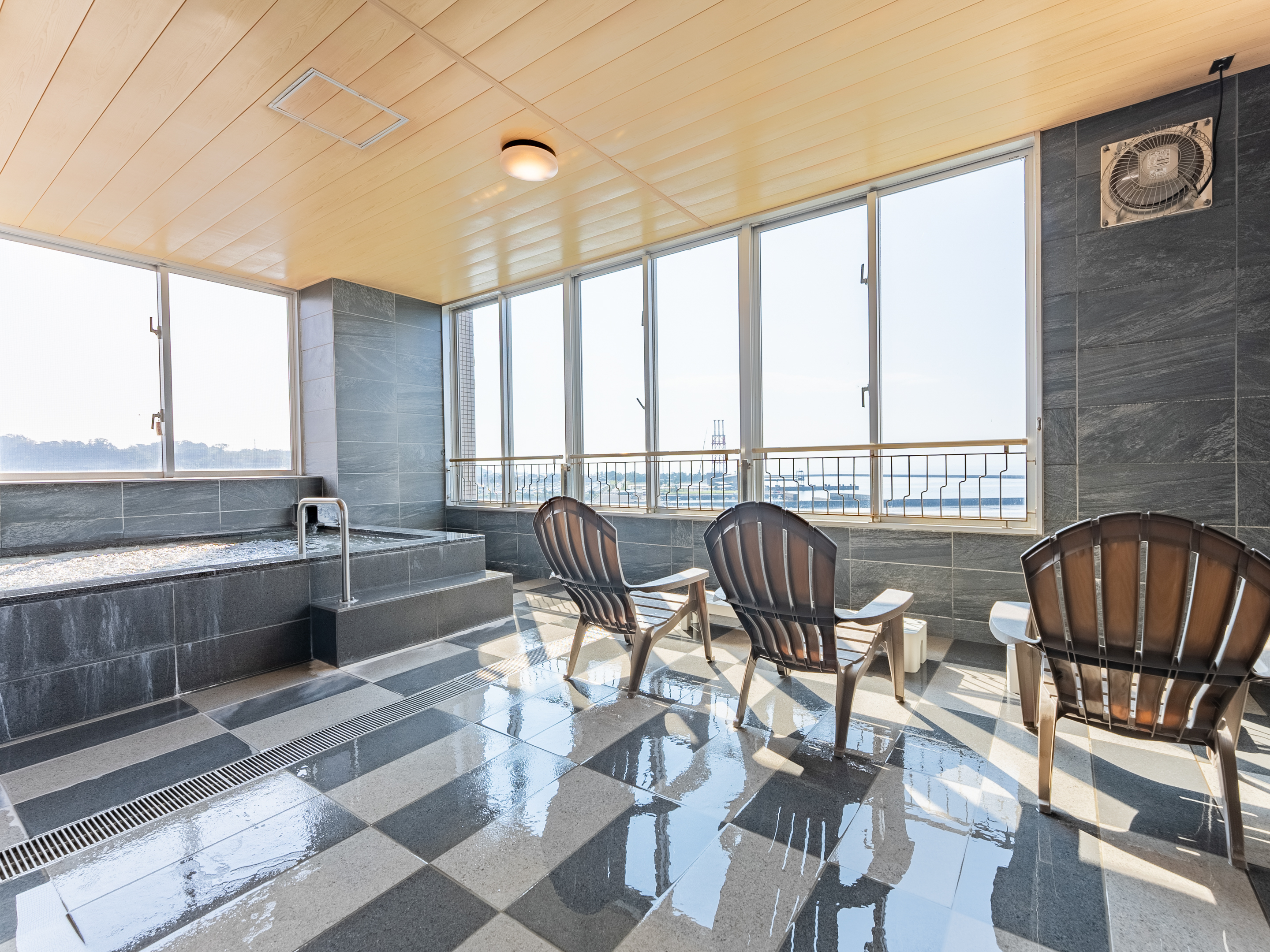 ［大浴場　開聞］バイブラバス源泉とバイブラ気泡でマッサージ効果が期待できます