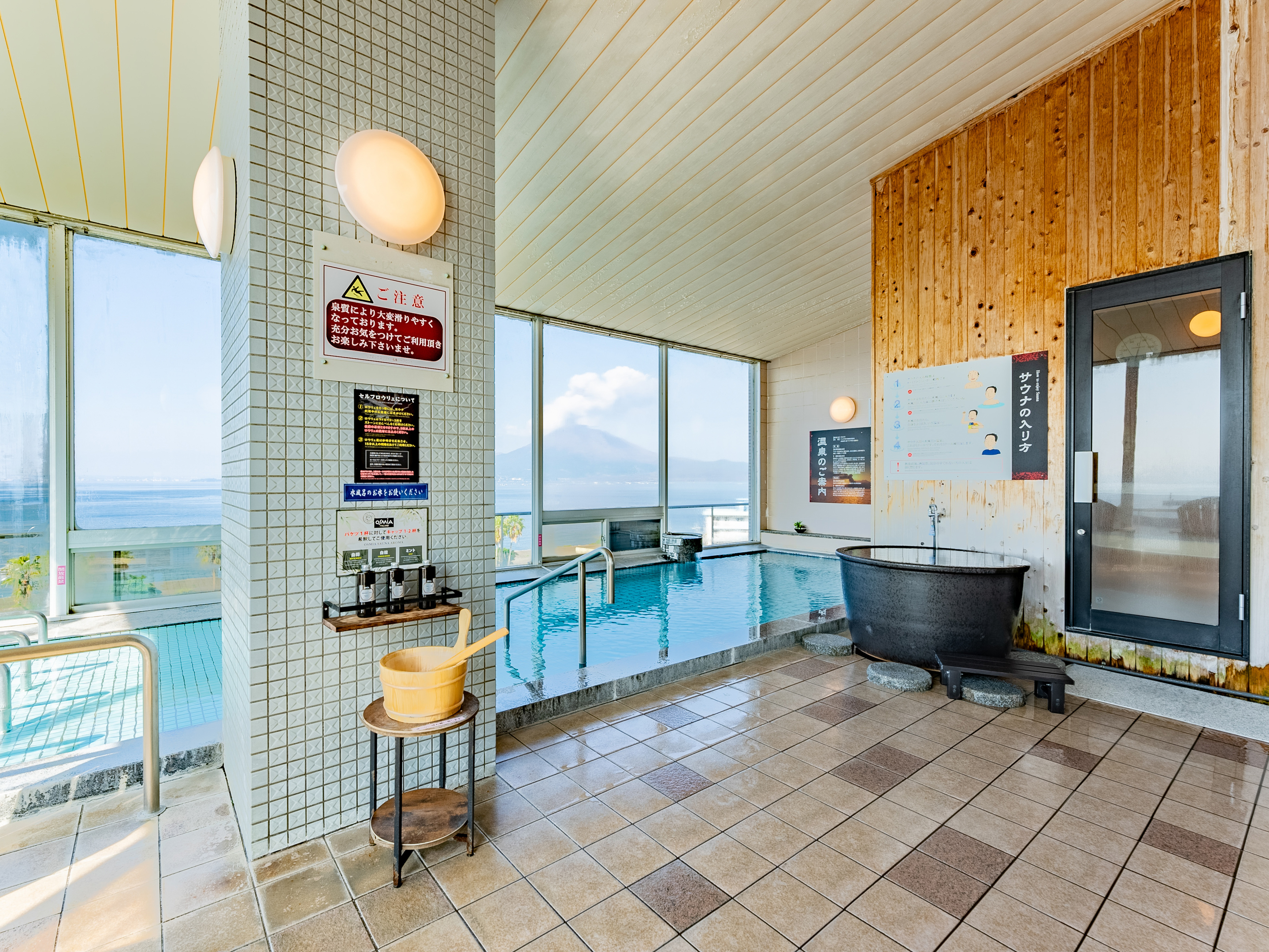 ［大浴場　桜島］開放的な大窓からは錦江湾・桜島を望むことができます